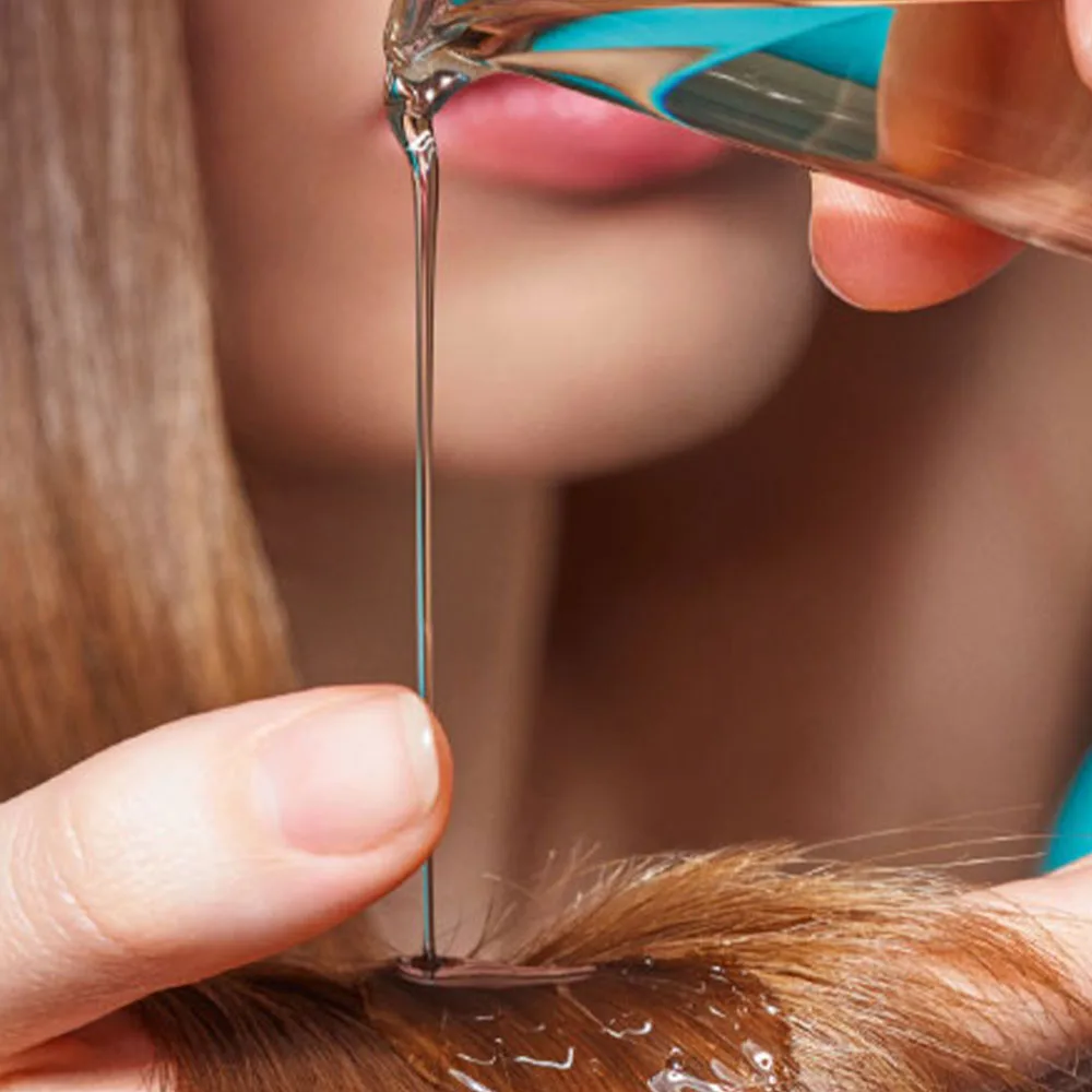 la gamme structure Repair : Six formules spécifiques et le traitement Oil Therapy au salon hydratent, nourrissent et réparent les cheveux ternes et agressés.