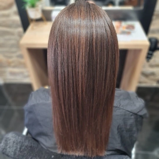 Marlène Nuance Coiffure est un salon de coiffure situé à Quimper qui propose une large gamme de services, dont le lissage brésilien