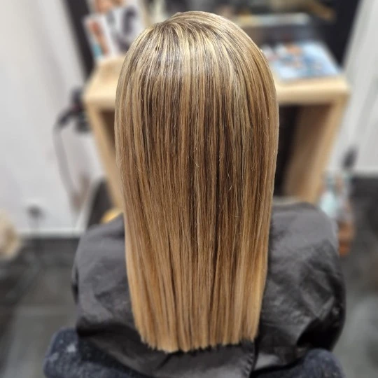 Formée aux dernières techniques de lissage brésilien, votre coiffeur à Quimper utilise des produits naturels de qualité professionnelle.